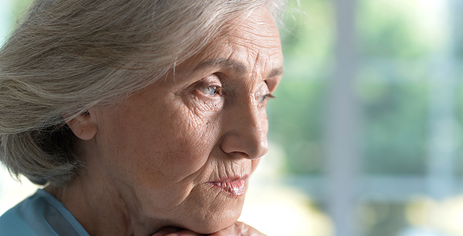 Dona jubilada a casa preocupada per la seva pensió