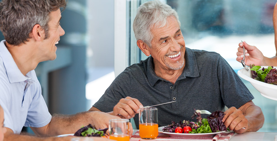 Persona adulta comiendo saludable y cuidando su salud