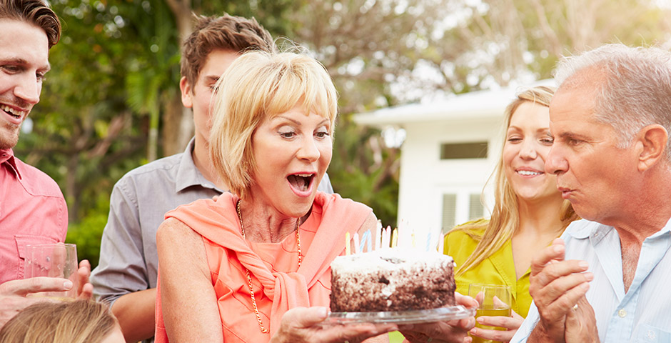 Mujer soplando velas en su cumpleaños