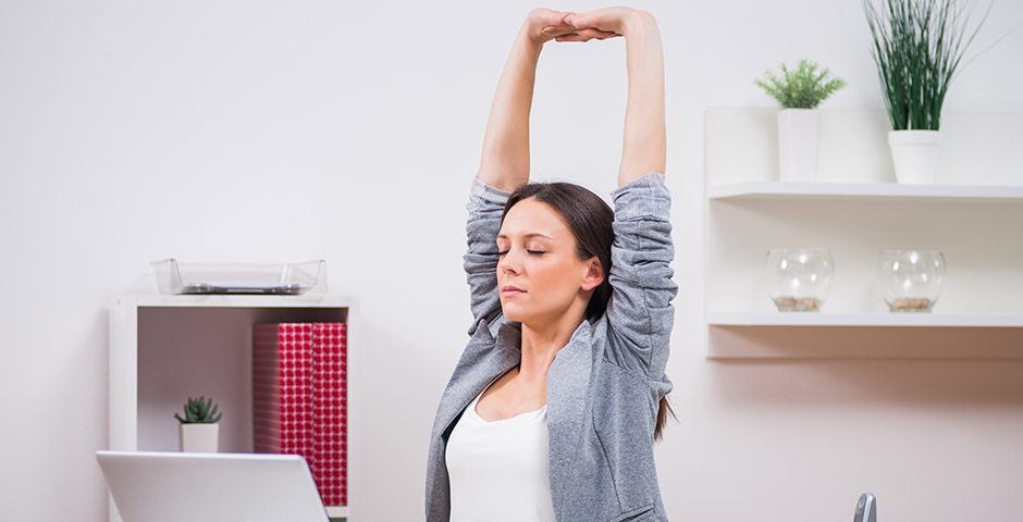 Trabajadora estirando después de hora sentada