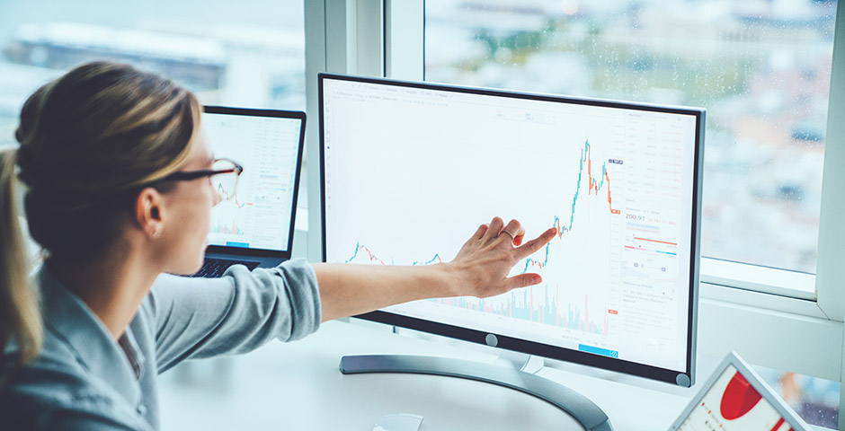 Trabajadora estudiando la evolución del mercado financiero