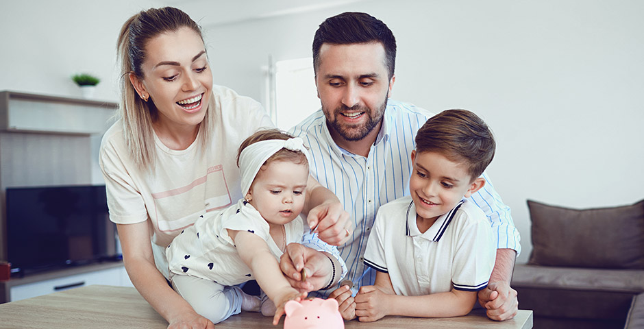 Familia ahorrando dinero con sus hijos