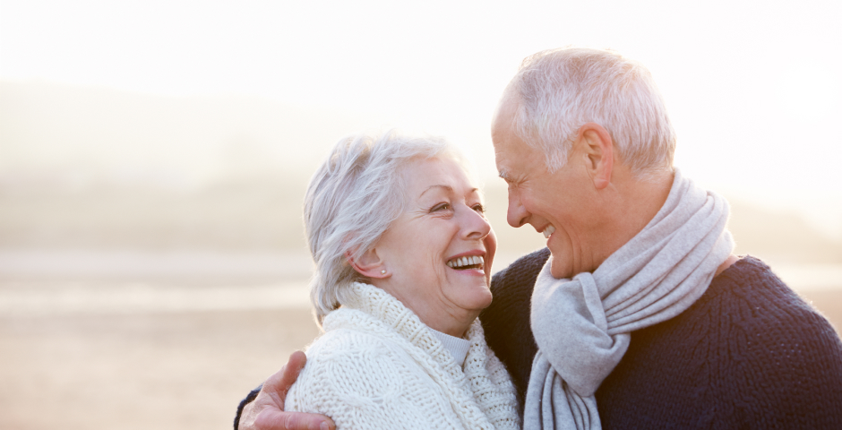 Pareja de personas mayores felices