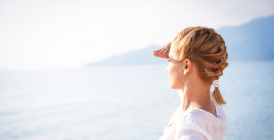 Mujer en el mar mirando al horizonte