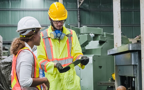 Ingenieros trabajando en una fábrica