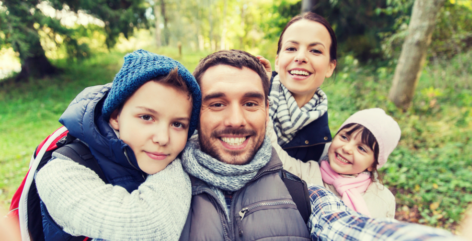 Familia feliz con una buena relación de cariño