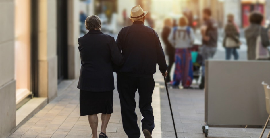 Jubilados paseando después de rescatar su plan de pensiones