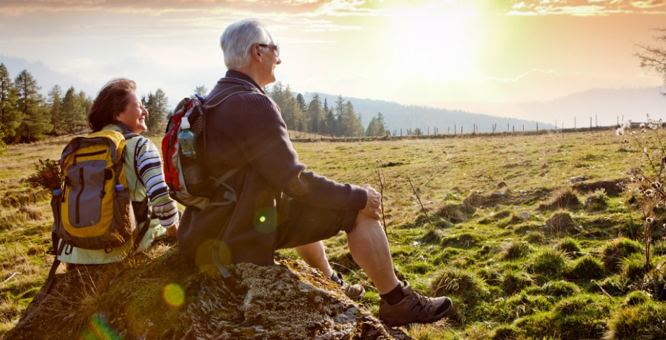 Persones grans felices pensant en el futur de les seves pensions