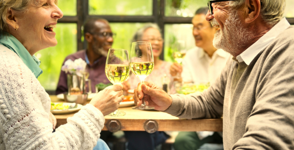 Jubilados españoles felices, tecnológicos y disfrutando con su familia.