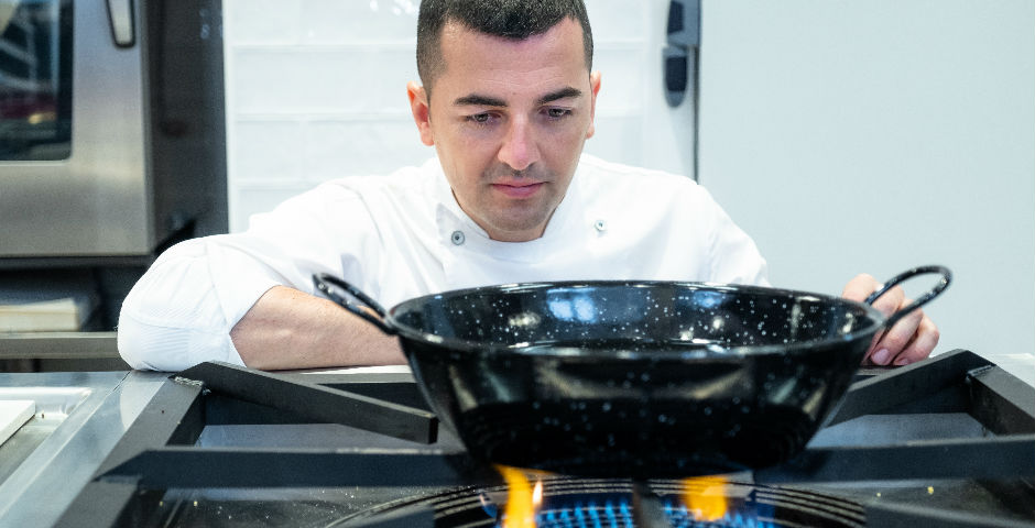 Miquel Antoja cocinando uno de sus platos con sostenibilidad