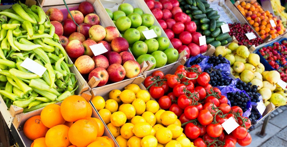Fruta y verdura fresca y de temporada en un mercado