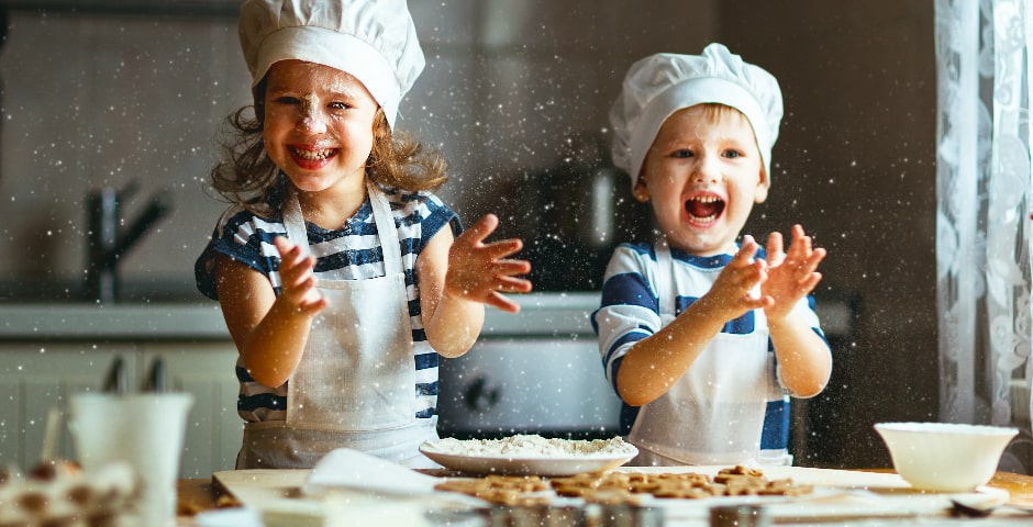 Hermanos pequeños pasándoselo bien