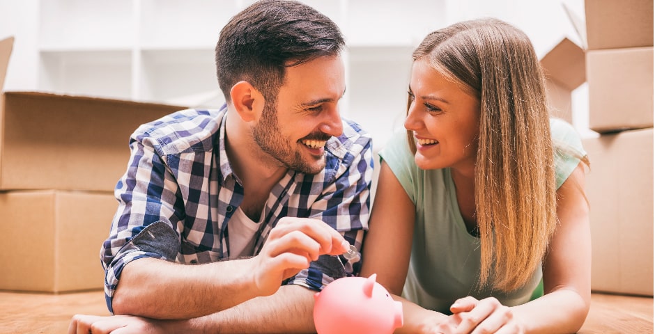 Pareja ahorrando en su nueva casa