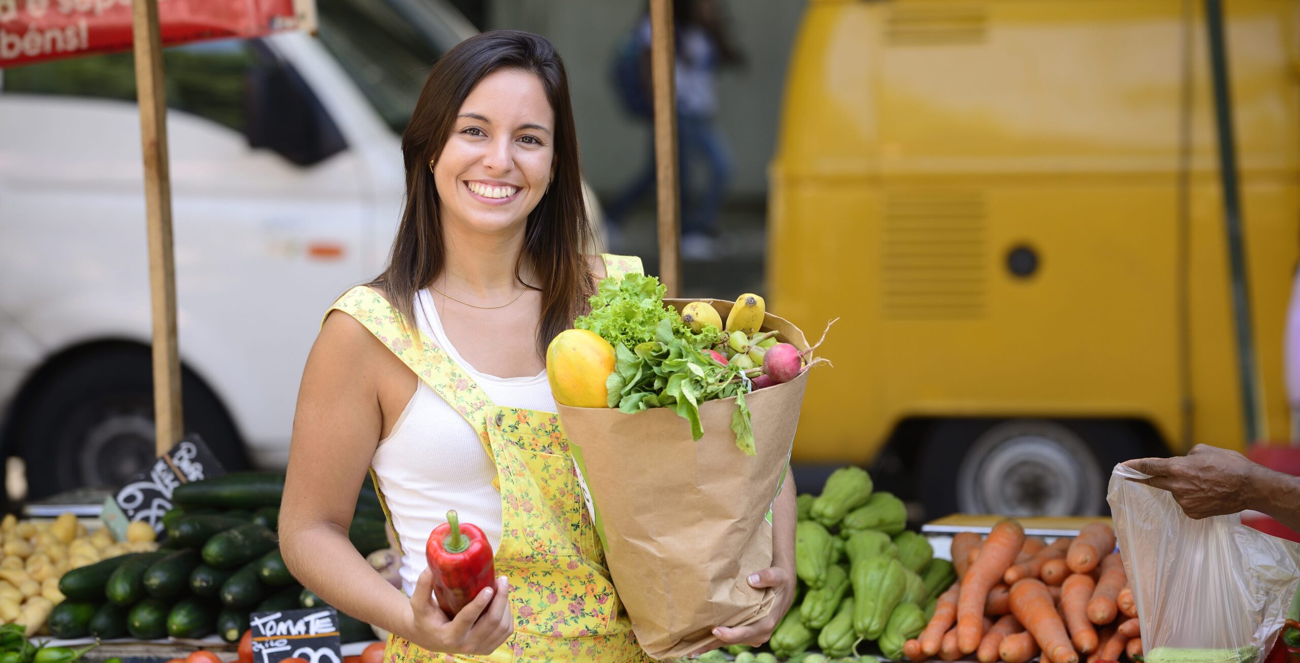 consumidora feliz con su compra de comercio justo