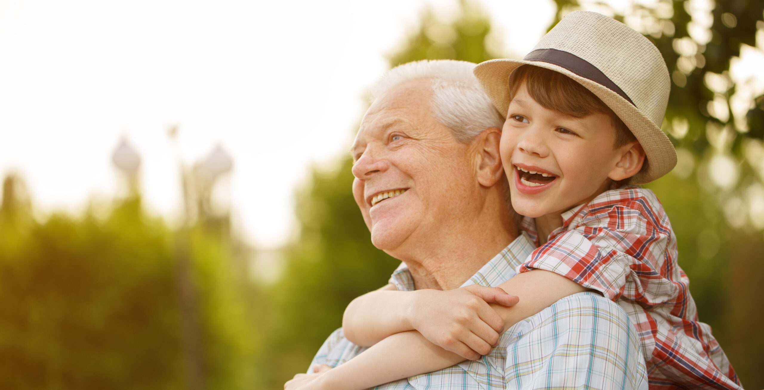 Pensionista sonriendo junto a su nieto