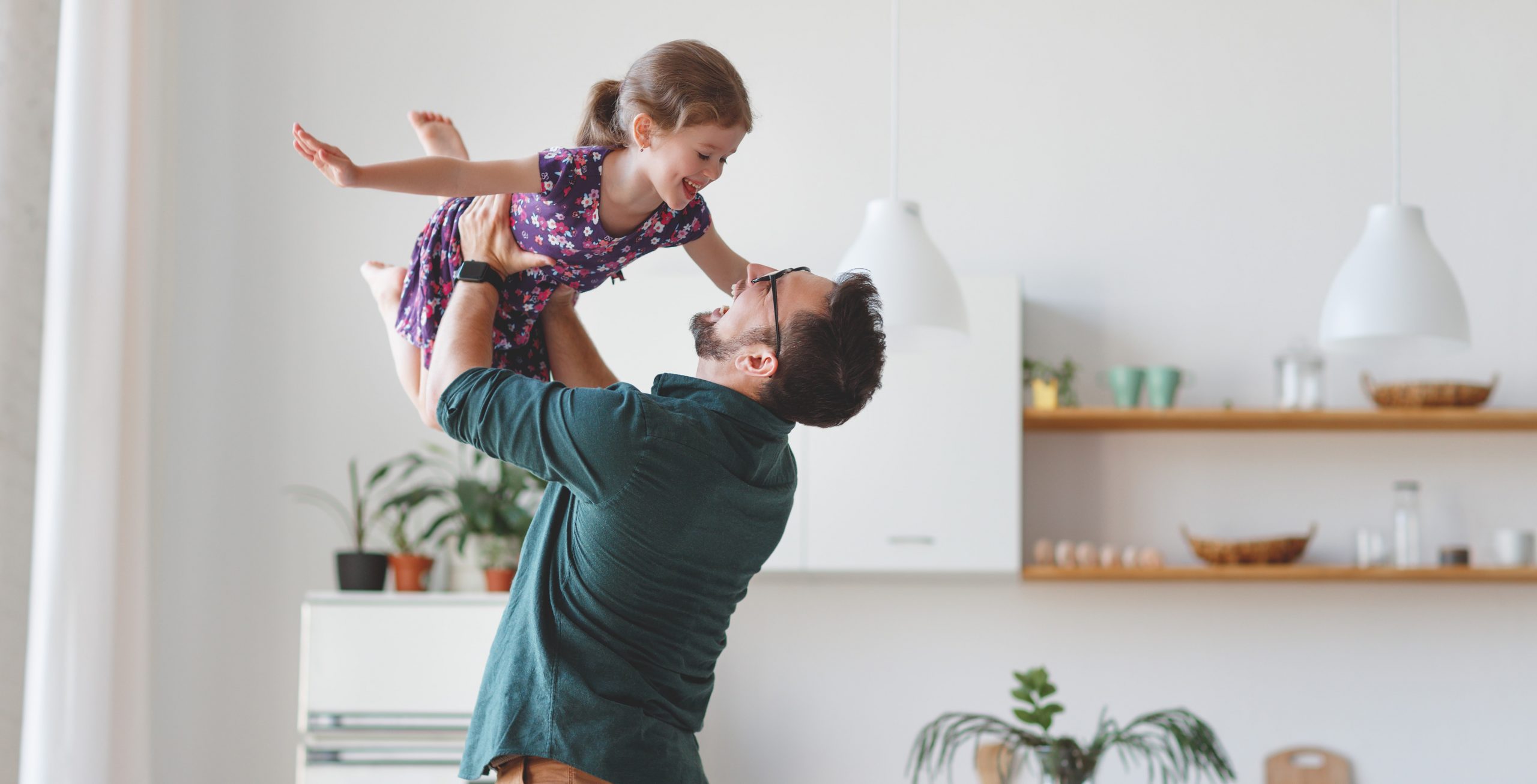 padre e hija jugando felices