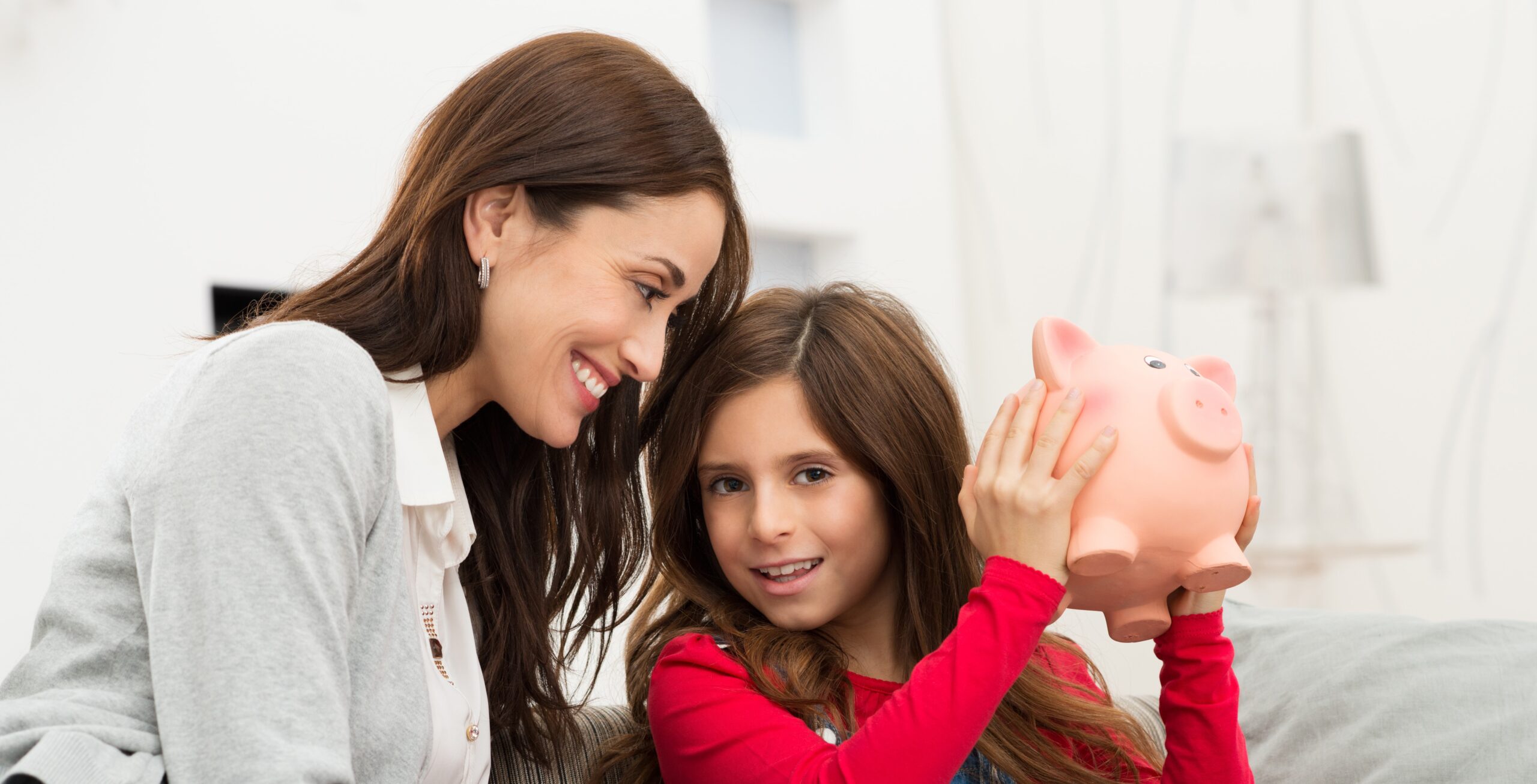 madre e hija felices ahorrando