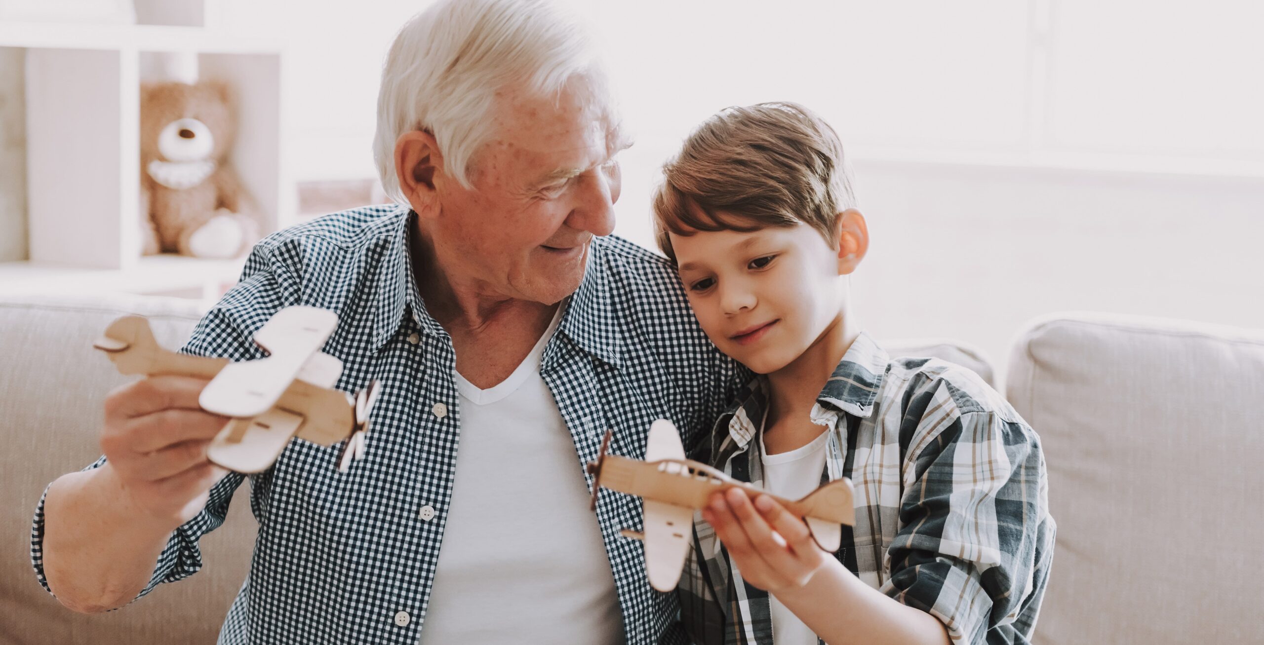 abuelo y nieto jugando con juguete