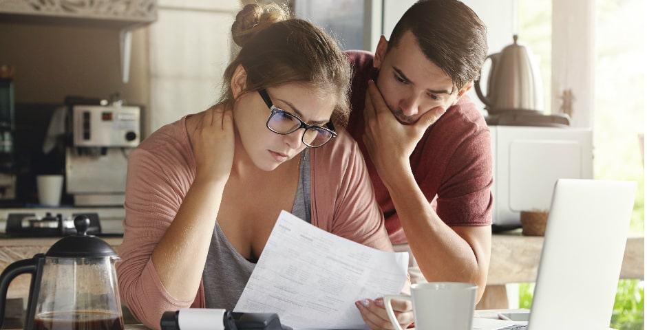 Pareja aprendiendo conceptos básicos financieros