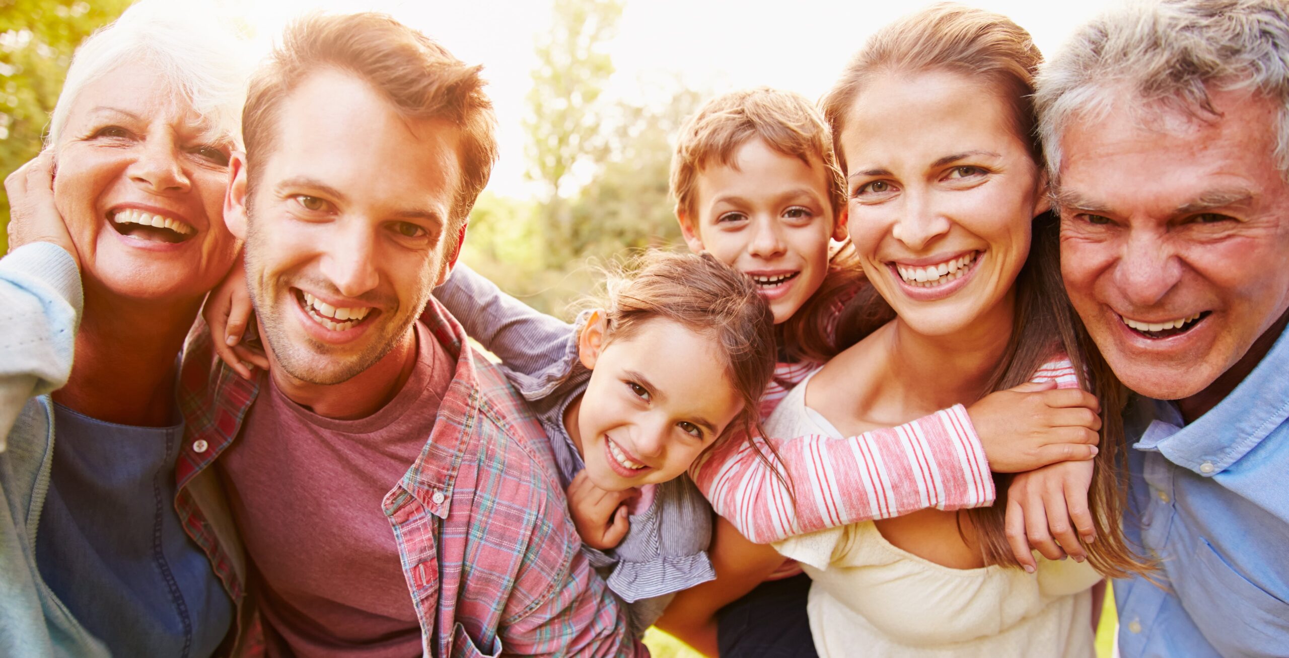 família multigeneracional feliç