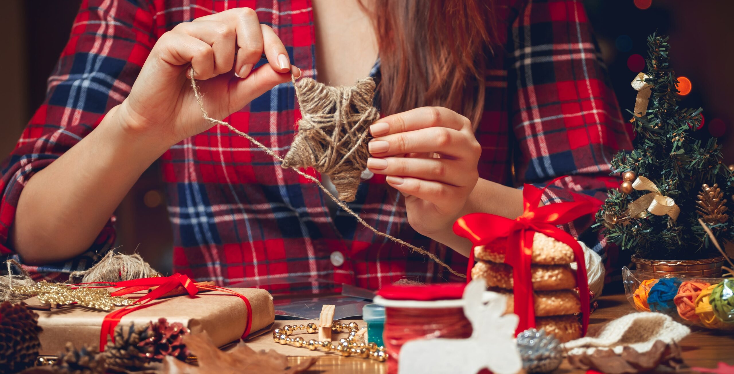 chica haciendo manualidades de navidad