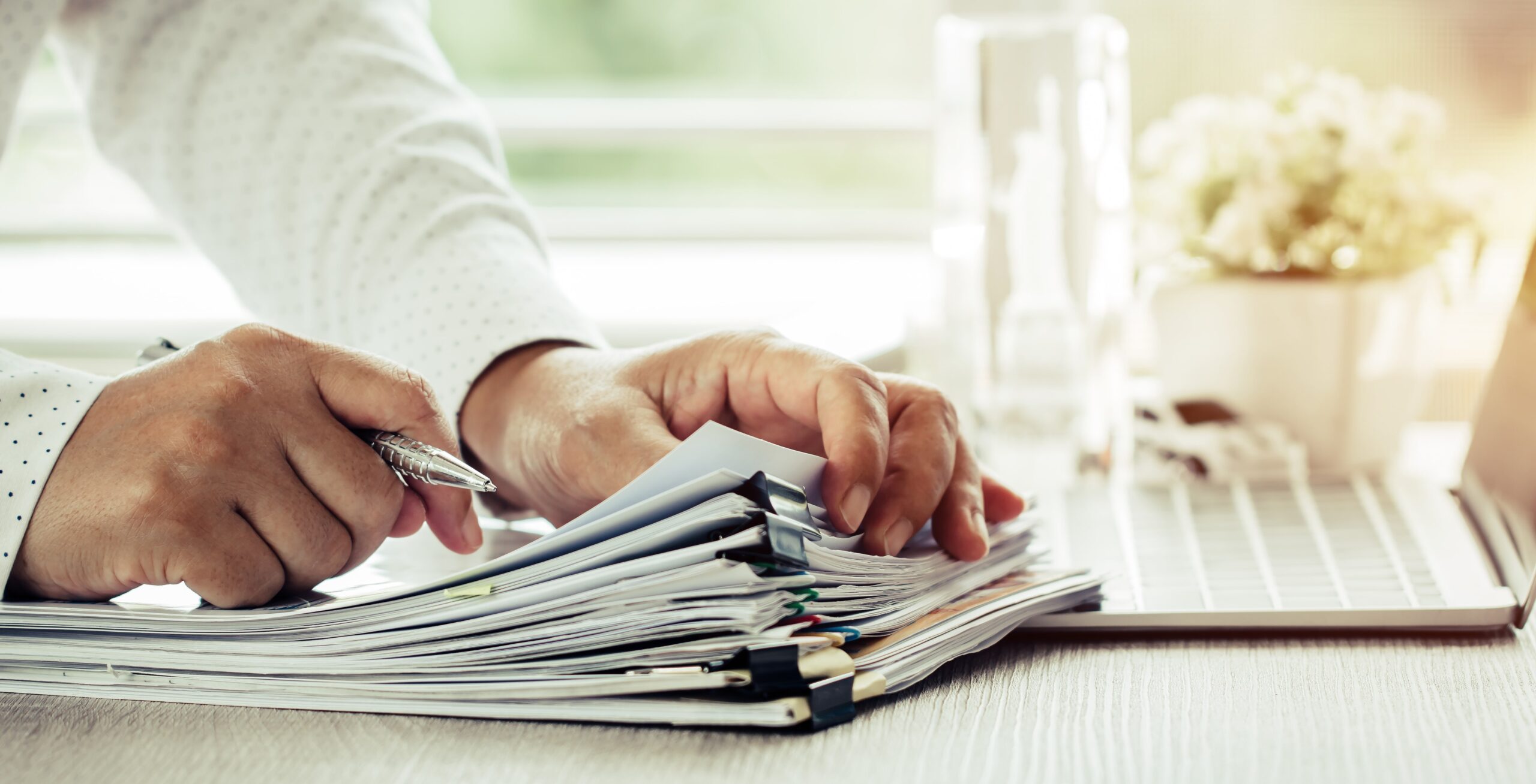 manos revisando información en documentos de trabajo