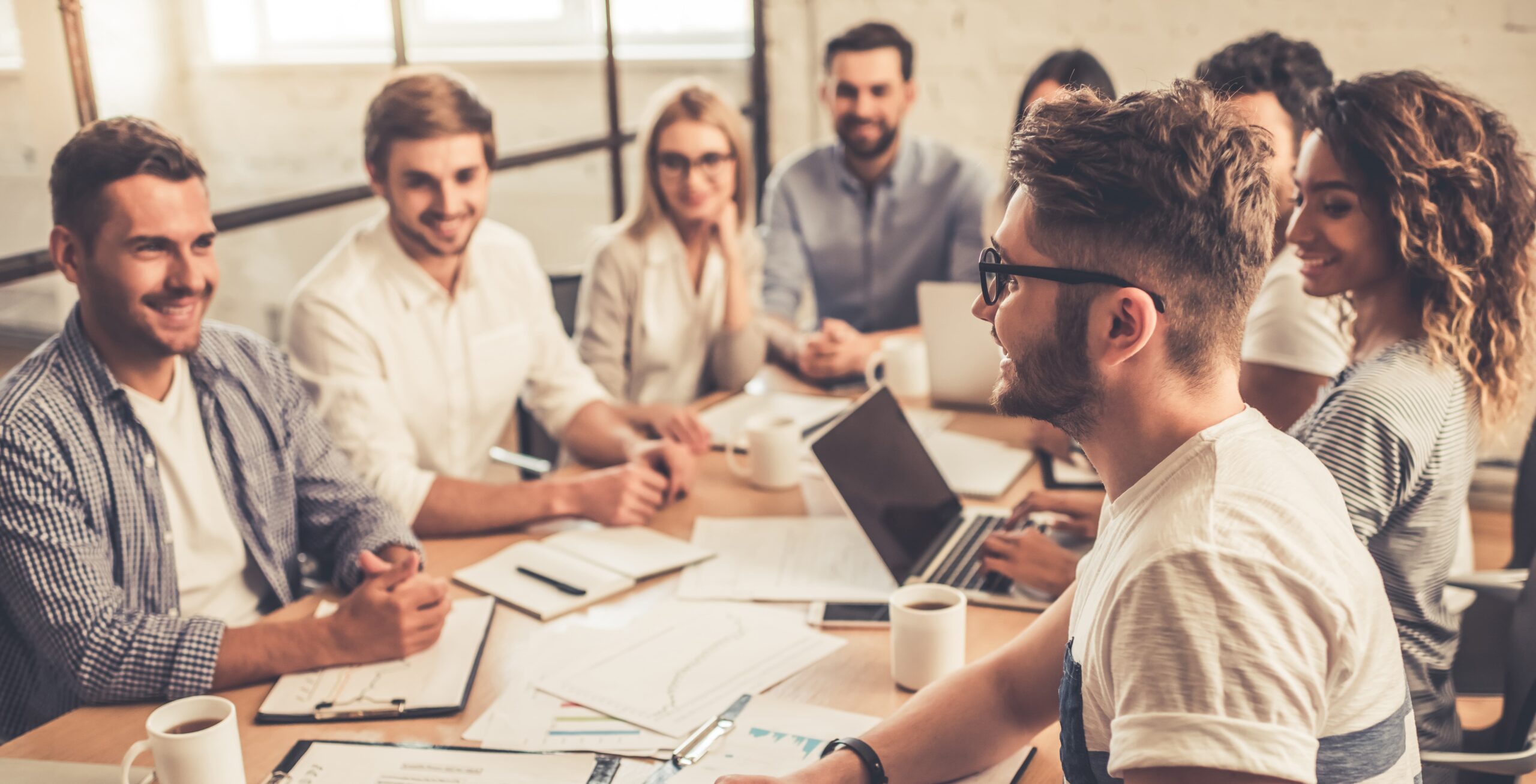 reunión de empresa para gestionar impactos