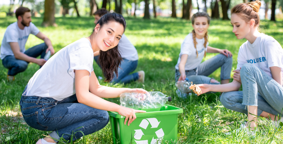 Jóvenes reciclando