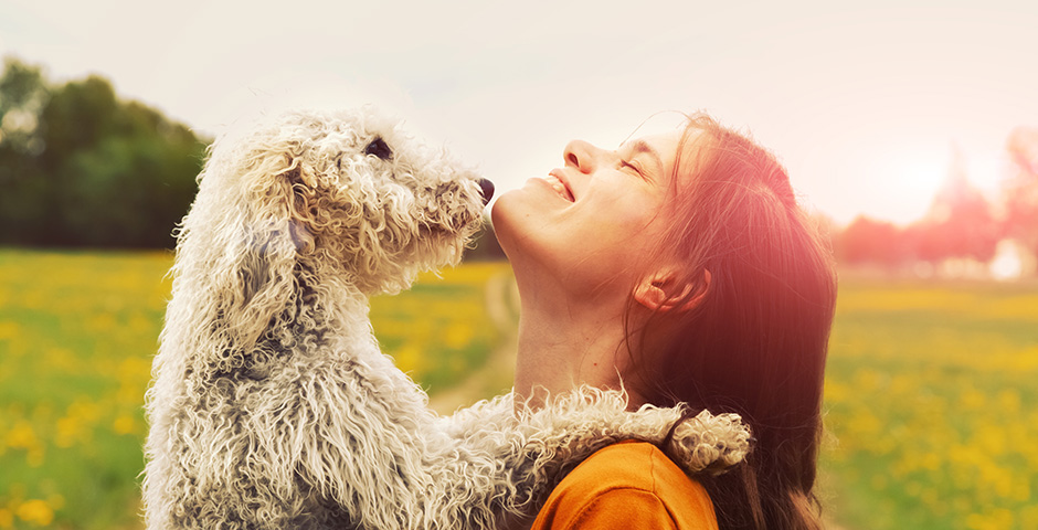 chica joven jugando con su perro