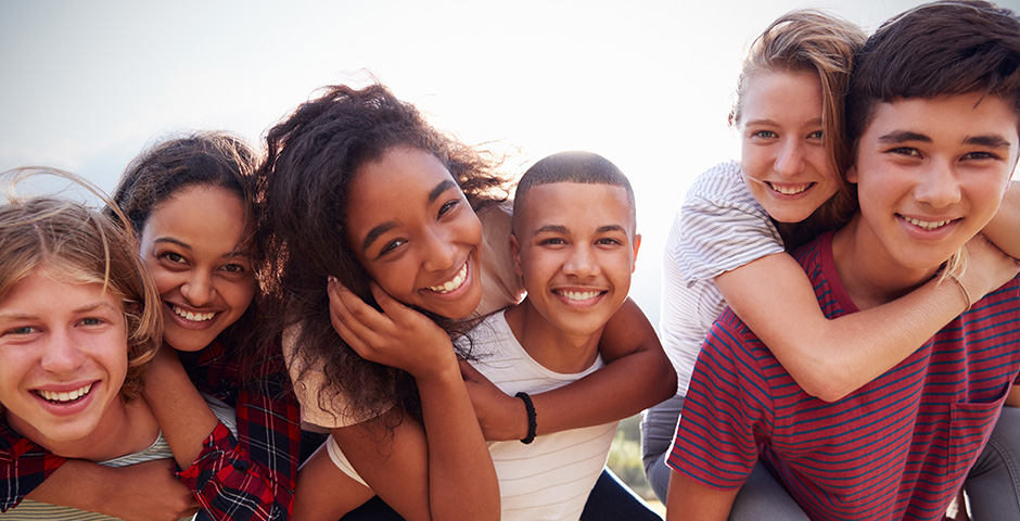 Adolescentes abrazándose