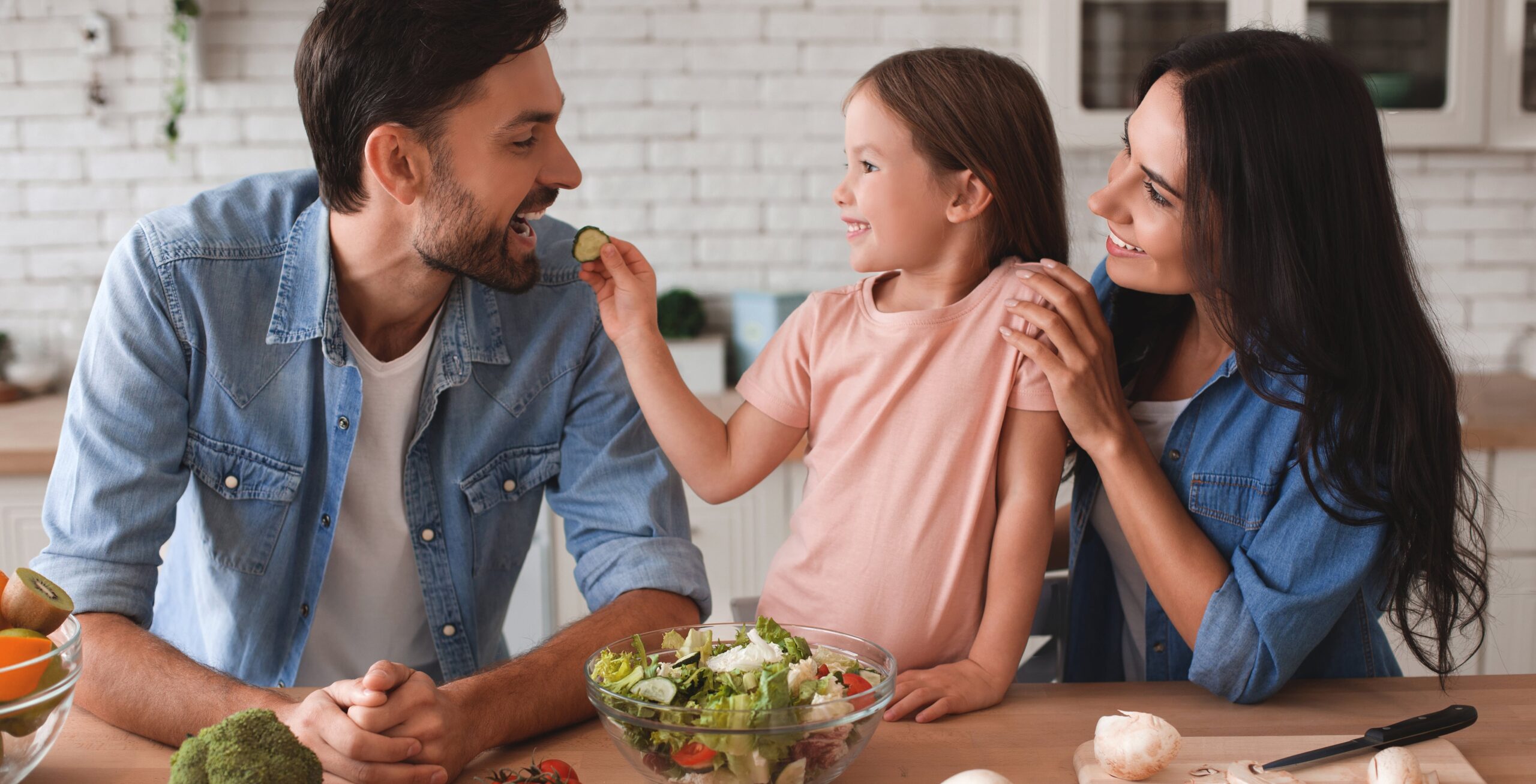 familia feliç preparant el dinar