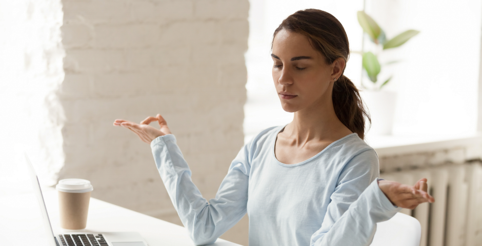 mujer meditando