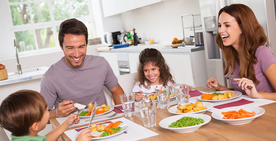 Familia comiendo en la cocina