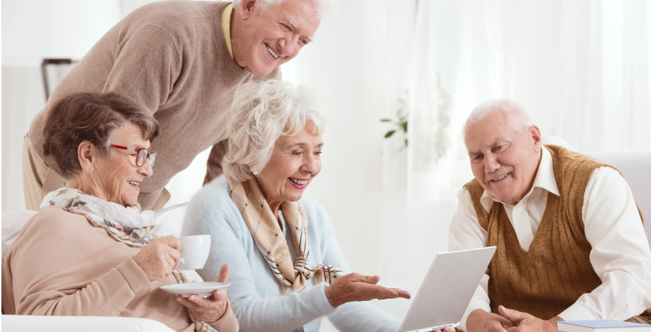 grupo de personas mayores mirando un ordenador