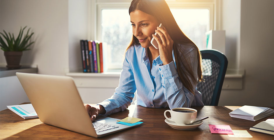 chica joven trabajando desde casa