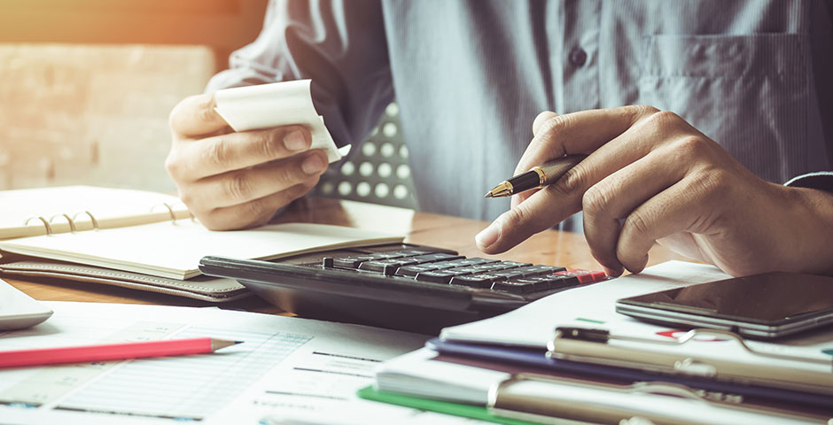 Trabajador calculando la prestación que recibirá según cotización