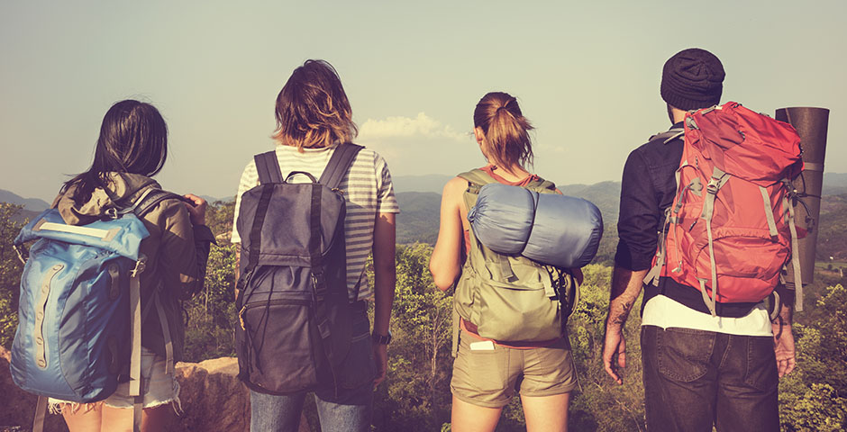 Grupo de amigos viajando y alojándose a través de Couchsurfing