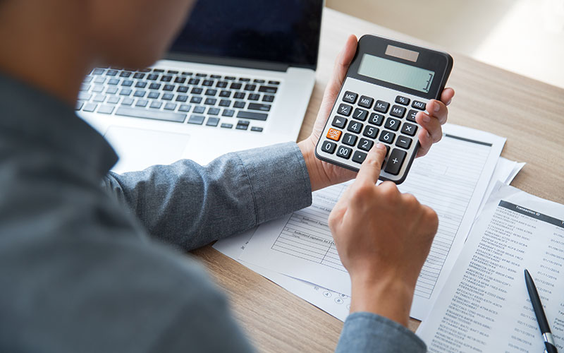 Noi calculant l'import a pagar en la declaració de la renda