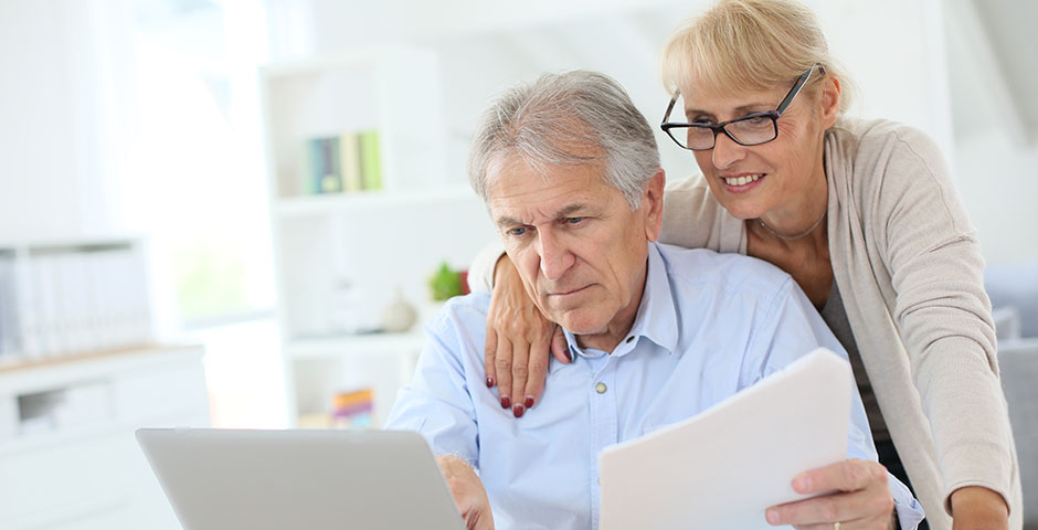 Pareja de adultos consultando las condiciones de su plan de pensiones