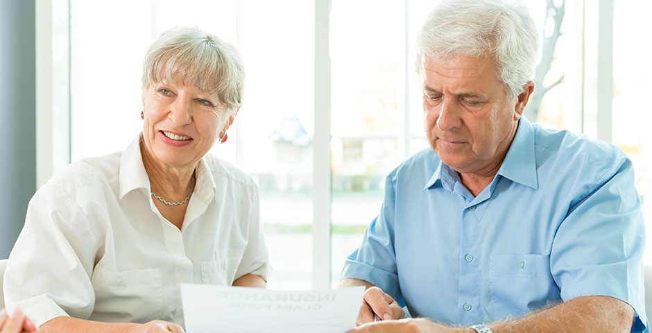 Matrimonio adulto contratando un seguro de vida