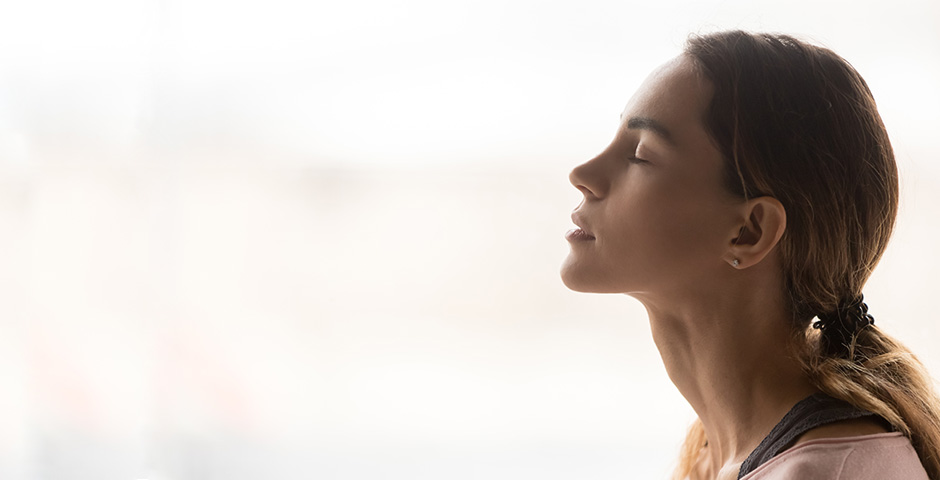 Mujer aplicando la simpleza mental en su día a día