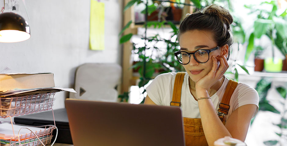Trabajadora solicitando su vida laboral online