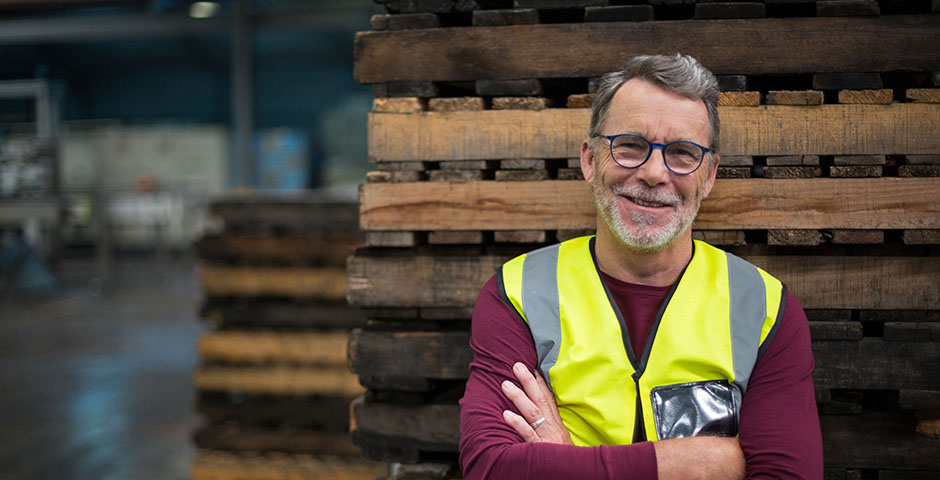 Trabajador de la construcción frente a unos palés