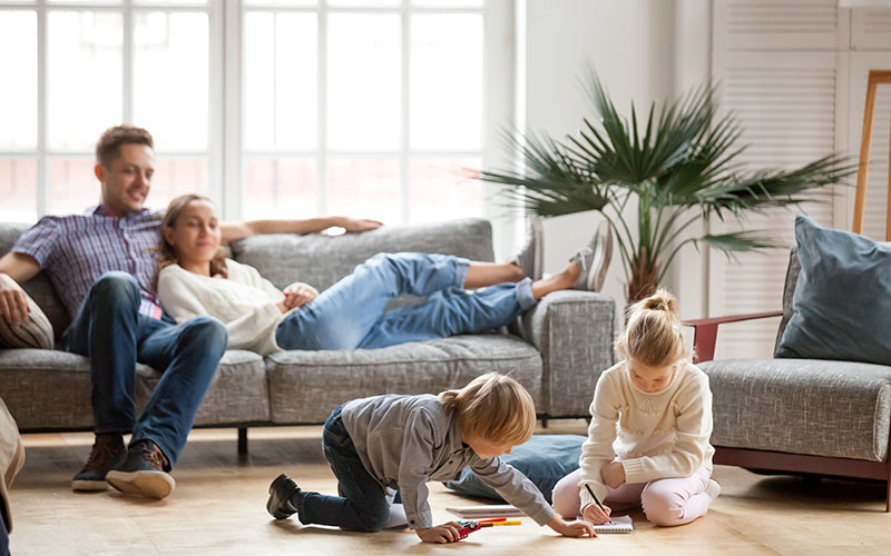 Familia con dos hijos relajados en casa