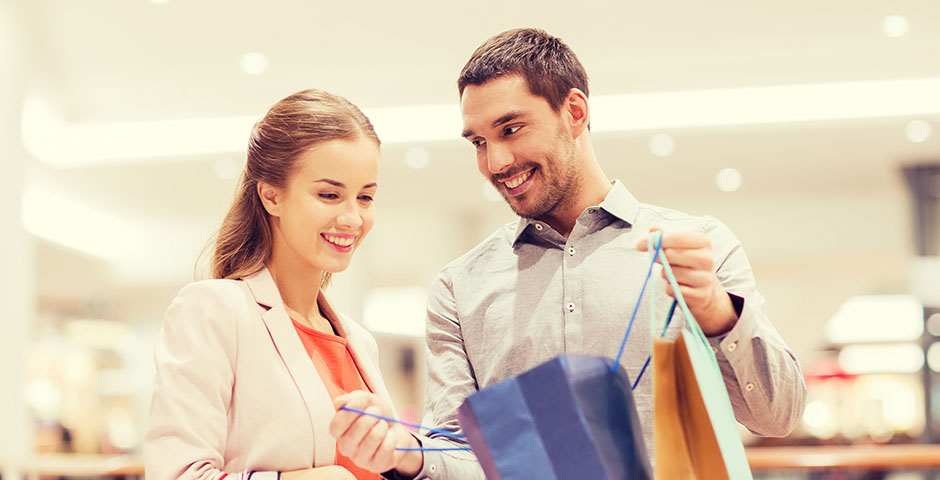 Pareja mostrando sus nuevas compras en una tienda