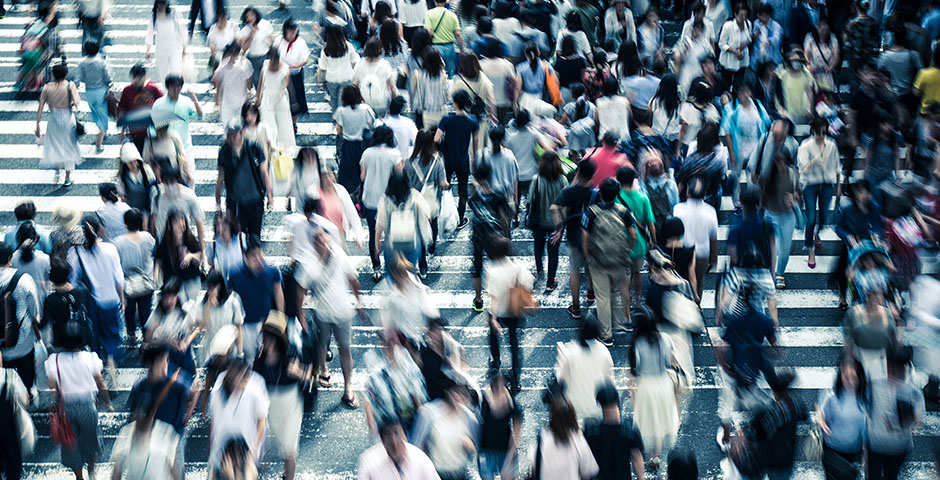 Multitud de persones creuant un pas de vianants