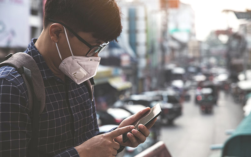 La societat post coronavirus 2 Noi jove utilitzant mascareta al carrer