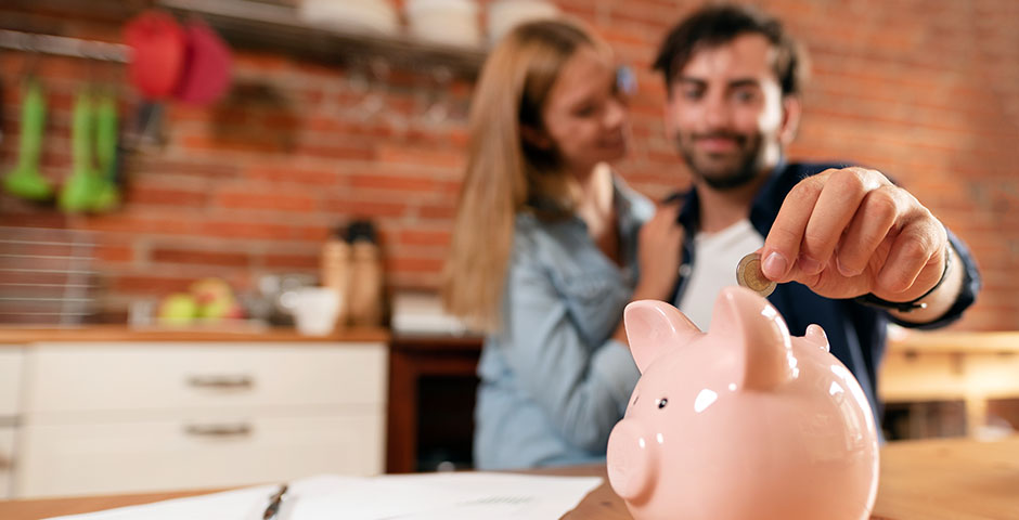 Pareja ahorrando para su futuro juntos