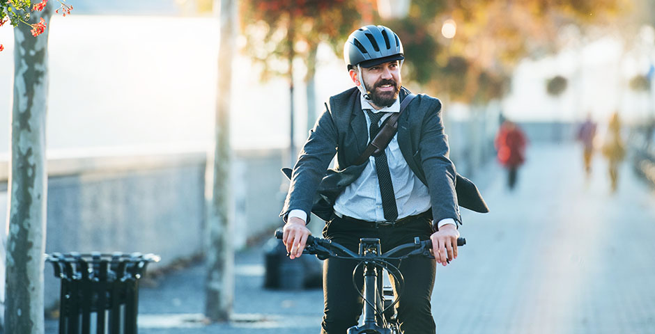 Treballador anant a l'oficina en bicicleta