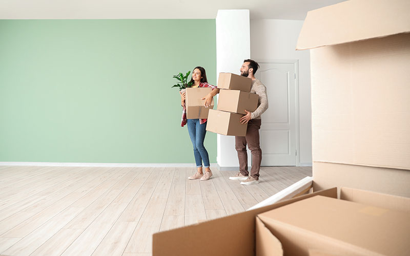 Pareja invirtiendo en la compra de una casa al ganar la lotería